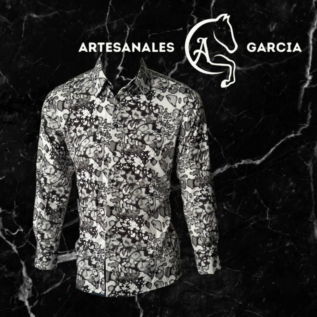 Camisa Exclusiva: Arte en Blanco y Negro para Distinción Total