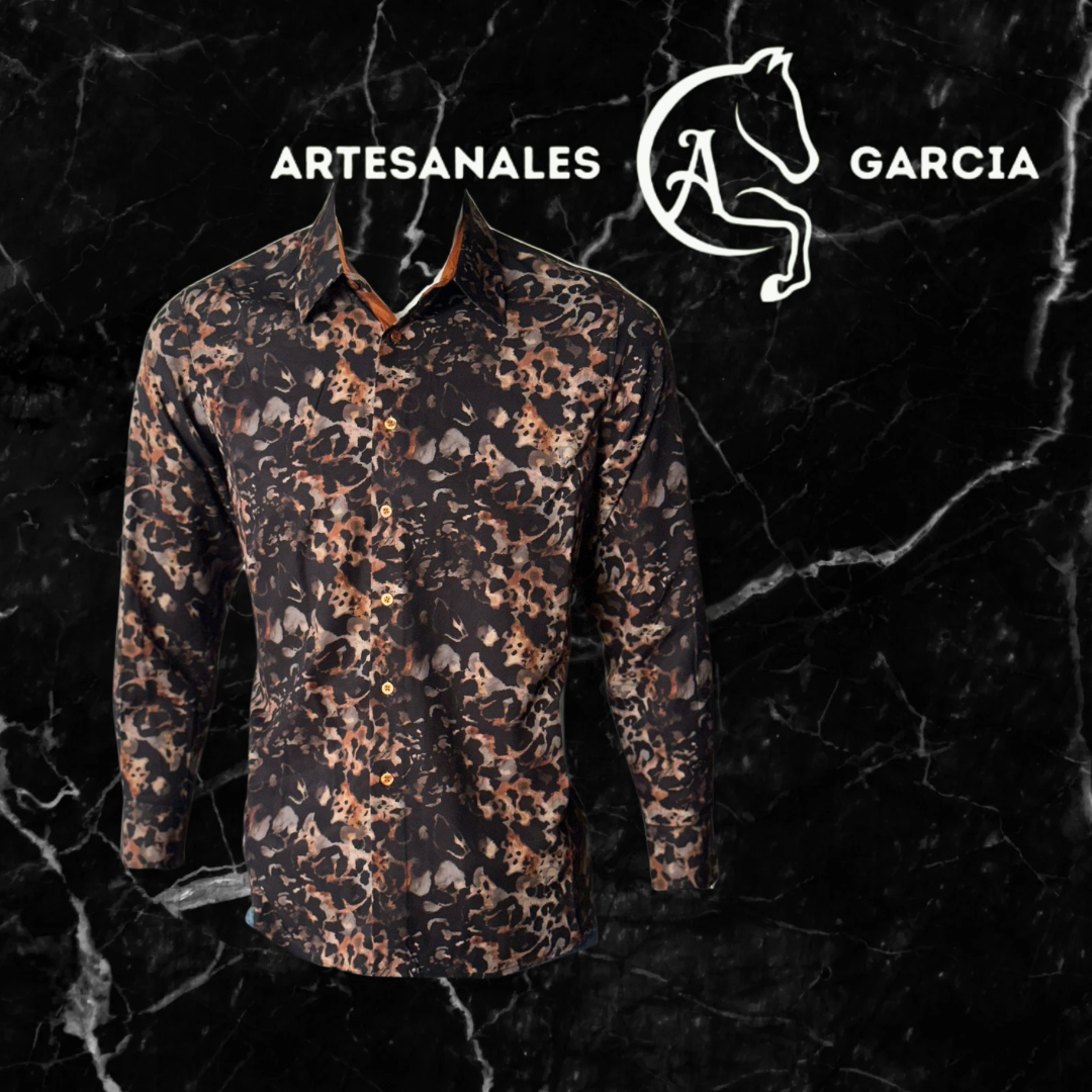 Camisa Abstracta en Tonos Tierra: Estilo Moderno con un Toque Artístico